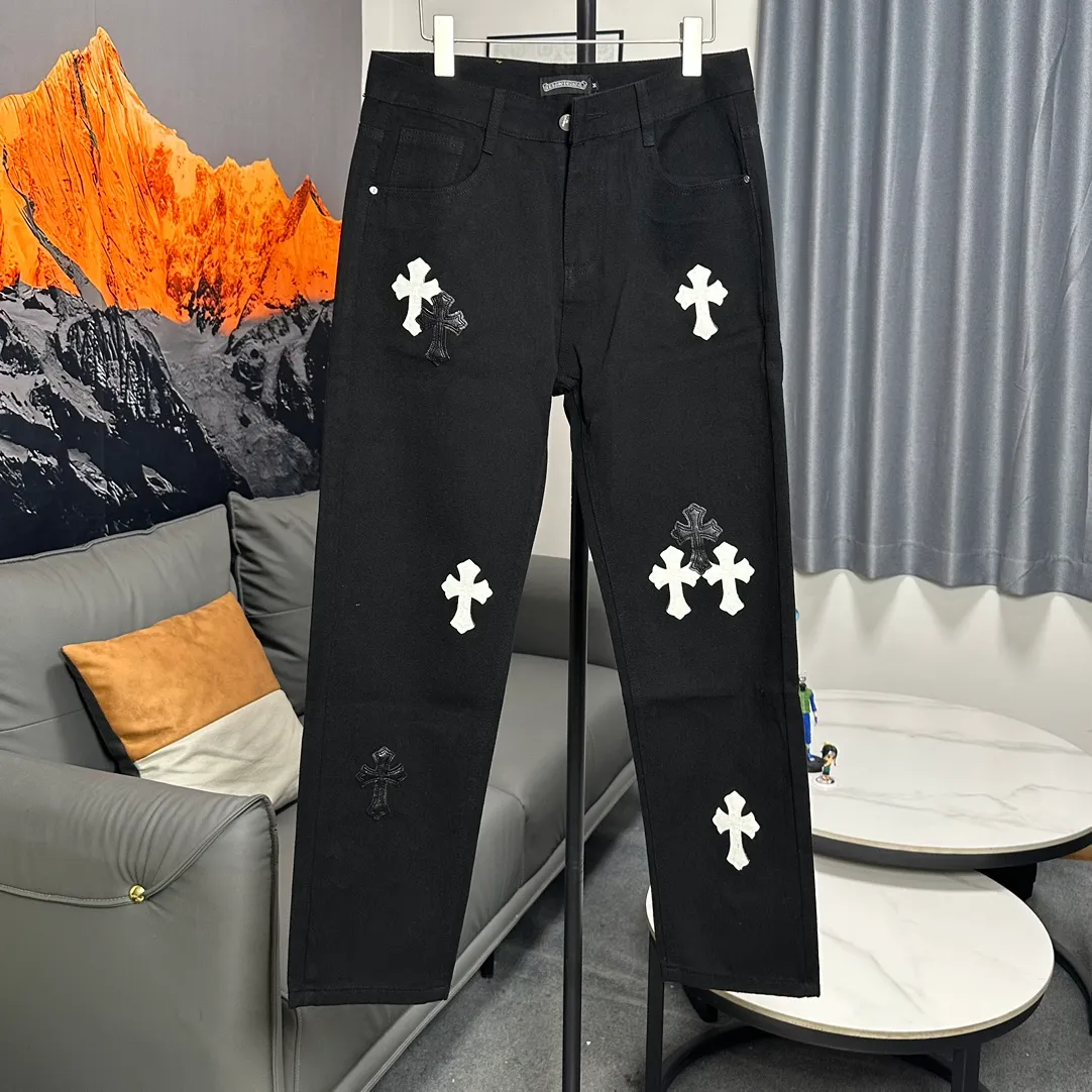 P210 Chrome Hearts City Limited New City Limited Jeans Chrome Hearts City Limited Jeans Hardware Customization Original Development Vintage Levis American 501 Black Gray Base Version Levis American 501 Base Version Imported Sheepskin 925 Silver Remake [Top heavy industry fashion design] Consistently high-street luxury style. Speaking of this style, the Zangyin family and GU family are definitely the leading representative brands. Especially the Zangyin family has really achieved a state-of-the-art effect in creating high-street style. The unique washed material is used to create this style. The color system is already quite eye-catching. After it is decorated with patchwork cross flowers, it cleverly highlights the charm of the brand. Secondly, this style uses classic The high-waist cutting design highlights the long legs and fashionable temperament of the upper body. The brand is highly recognizable and the slim fit configuration is more suitable for daily wear. It is a product that interprets personality, fashion, and specifications at a glance. This single product is enough to make any fan excited. It can be a white T-shirt for a youthful college style, or a tight suspender for a royal style. It has strong matching ability and can be easily controlled by men.  [Materials and craftsmanship] Needless to say, this point goes without saying. As an excellent craftsman brand, Zangyin’s requirements for details and craftsmanship are really perfect. The washed color of this model has gone through so many processes, not to mention the embellishment of denim appliques. It is also purely hand-made and sewn. Just like what they believe in, only hand-made things have soul and have the meaning of wear. A top-notch heavy-duty fashionable denim item, I look forward to your perfect interpretation! ! Color: Black and blue, black and white Size: M L